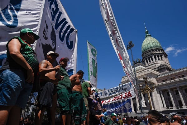 Sindicatos convocan huelga general contra reformas de Milei