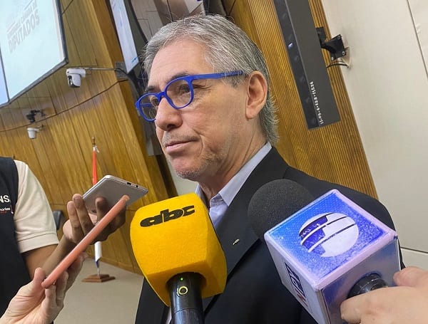Transportistas exigen 14% de aumento y amenazan con paro