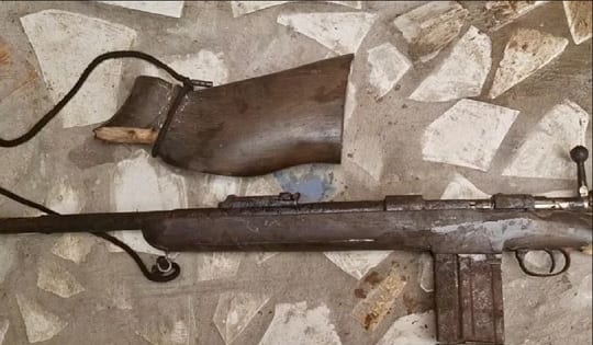 Fusil y marihuana enterrados hallados en la cárcel de Tacumbú