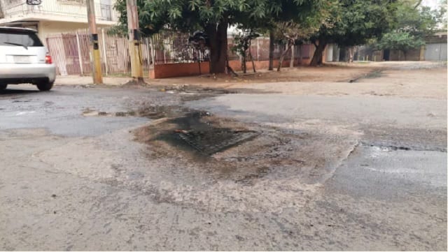 Vecinos de Fernando de la Mora denuncian fuga cloacal y baches