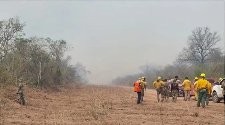 Cambio del viento agrava incendios y casi atrapa a bomberos en el Chaco