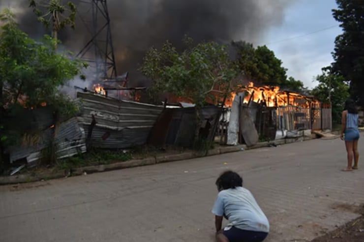 Incendio en la Chacarita afecta a 10 viviendas precarias
