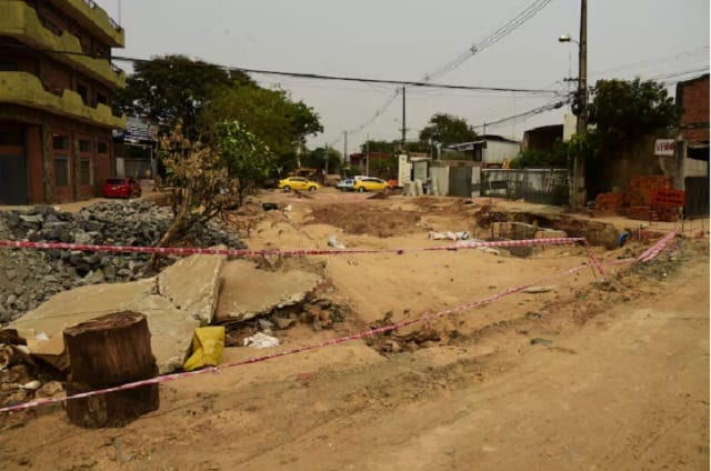 Desagüe pluvial del Abasto: peligro por mala señalización en la obra