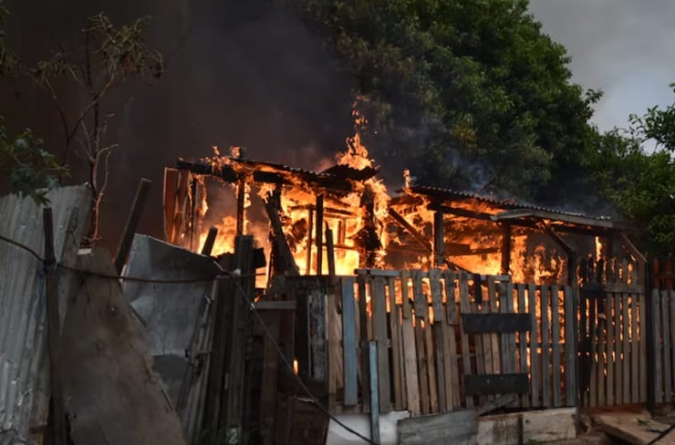 Incendio en la Chacarita afecta a 10 viviendas precarias