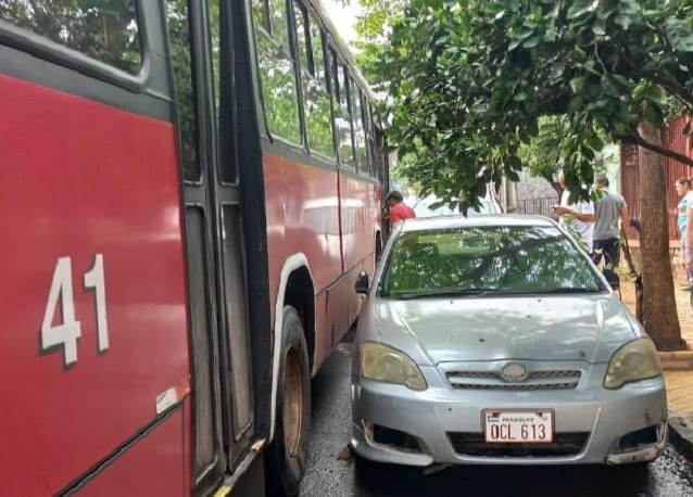 Bus de la línea 38 choca contra autos en Barrio Obrero
