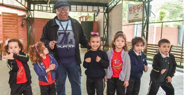 Don Silva: De albañil a portero más querido de una escuela asuncena