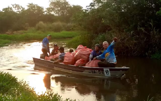 Voluntarios limpian arroyo Tapiracuai para mejorar su ecosistema