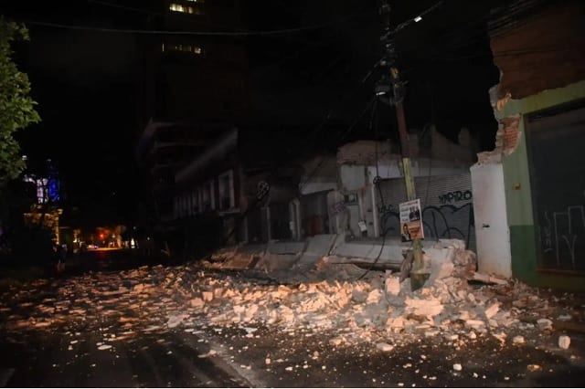 Derrumbe de antiguos comercios en Asunción deja sin luz y genera desvíos