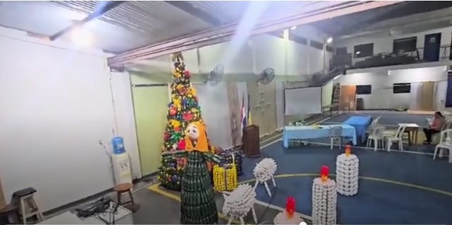Alumnos y docentes de Luque elaboran pesebre gigante con botellas recicladas