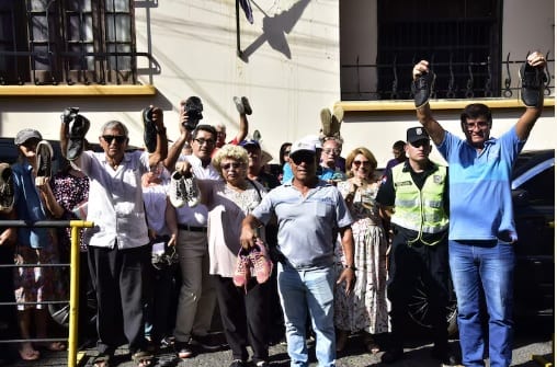 Zapatos vacíos y deudas: jubilados reclaman a Nenecho en protesta por el Día de Reyes