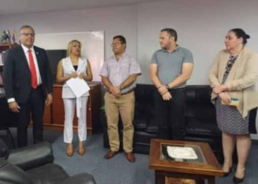 Santiago Peña nombra a allegada de Arévalo en cargo clave del MEC