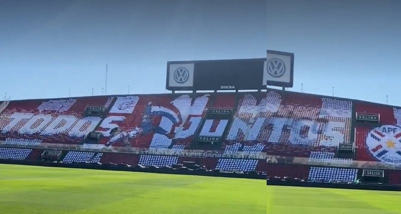Hinchas albirrojos preparan mosaico épico para recibir a la Albirroja esta noche
