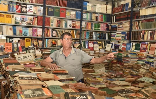 Librero de Asunción resguarda la historia entre páginas antiguas