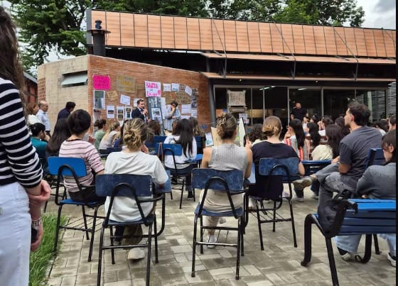 Estudiantes de Arquitectura de la Católica protestan por falta de sillas y aulas inundadas