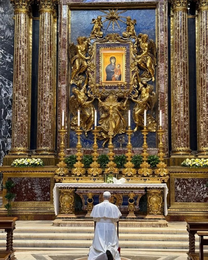 León XIV rinde homenaje a Francisco y visita santuarios marianos