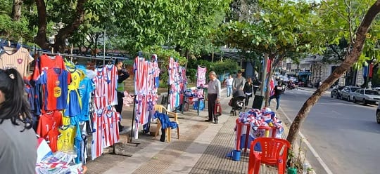 “Pasión Albirroja” en cada esquina: Asunción vibra por el duelo ante Uruguay