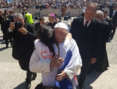 Reencuentro del Papa Francisco con joven paraguaya