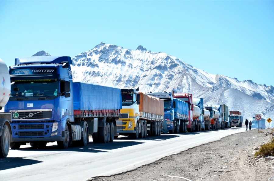 Camiones con chapa paraguaya, varados en Chile