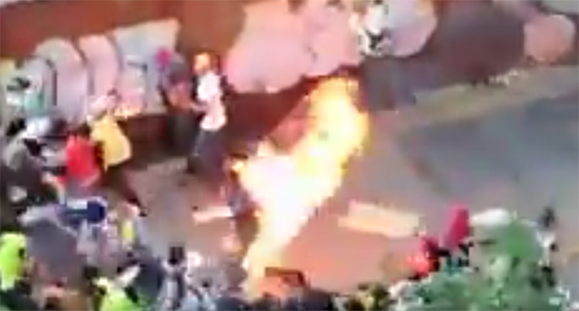 VIDEO: Golpean y prenden fuego a un hombre durante protesta en Venezuela