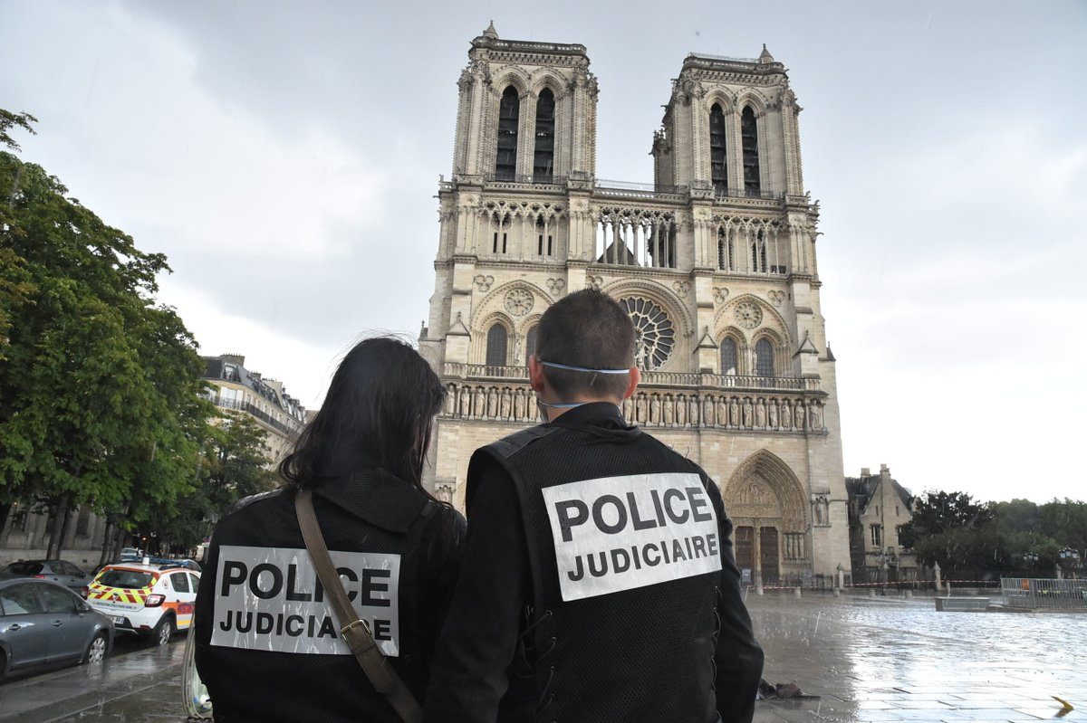 Posible atentado en Notre Dame: Hombre hiere con martillo a oficial de policía