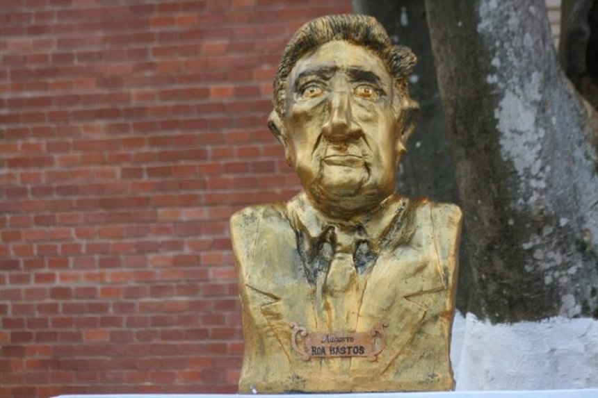 Remueven busto de Augusto Roa Bastos en Villarrica