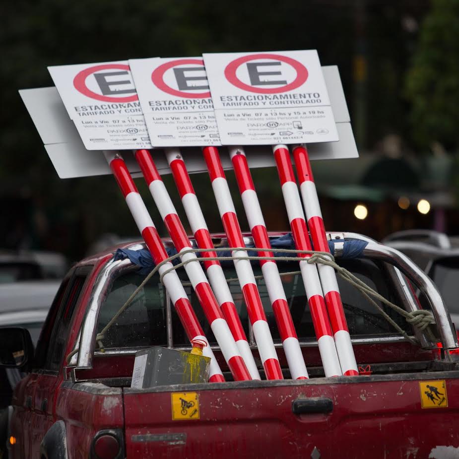 Carteles para estacionamiento tarifado se instalan en Asunción