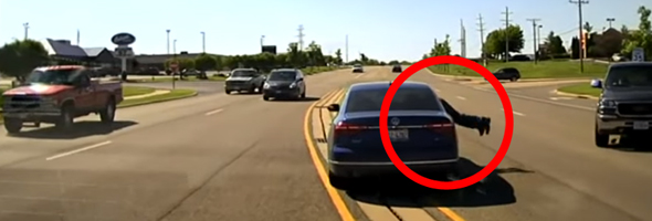 VIDEO: Un hombre se cuela por la ventanilla de un auto en movimiento para salvar una vida
