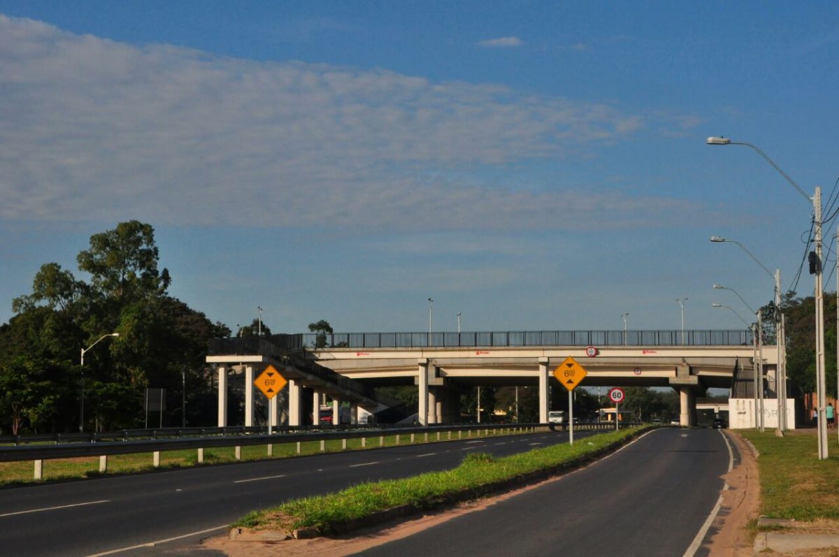 El riesgo que implica cruzar la Autopista Ñu Guasú