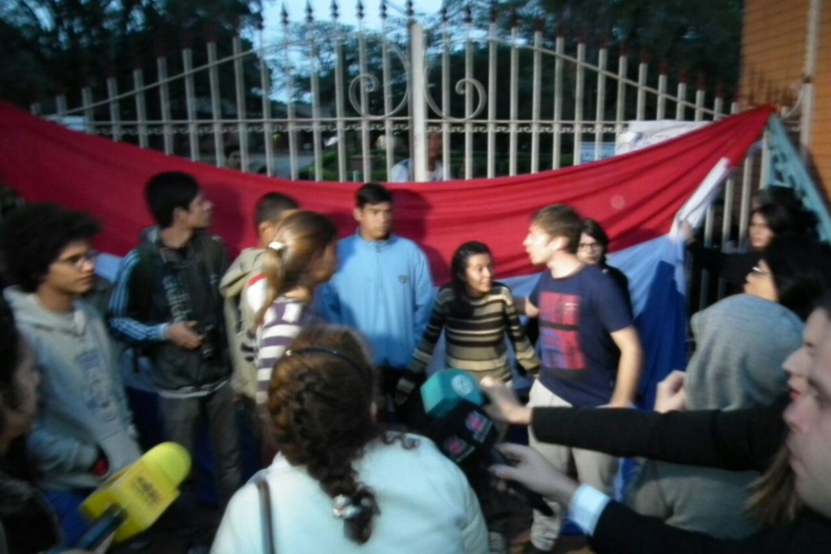 Alumnos disidentes piden levantamiento de la toma