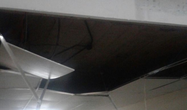 Cae parte del techo de hospital de IPS