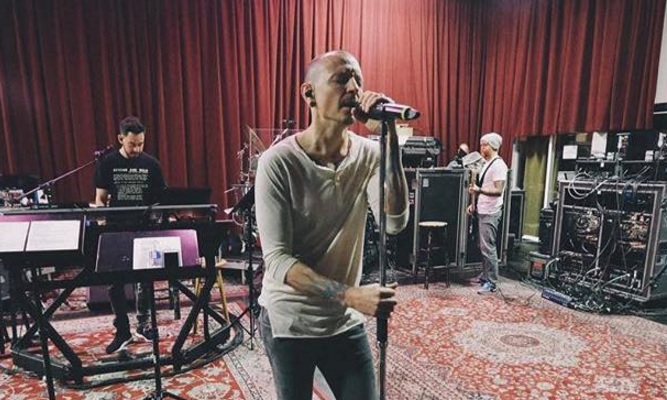 Cantante de Linkin Park es hallado sin vida