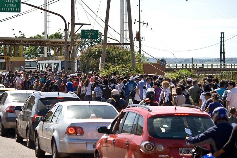 Miles de argentinos ingresan al país diariamente