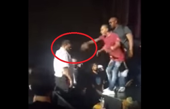 Reggaetonero golpea a un hombre en pleno escenario