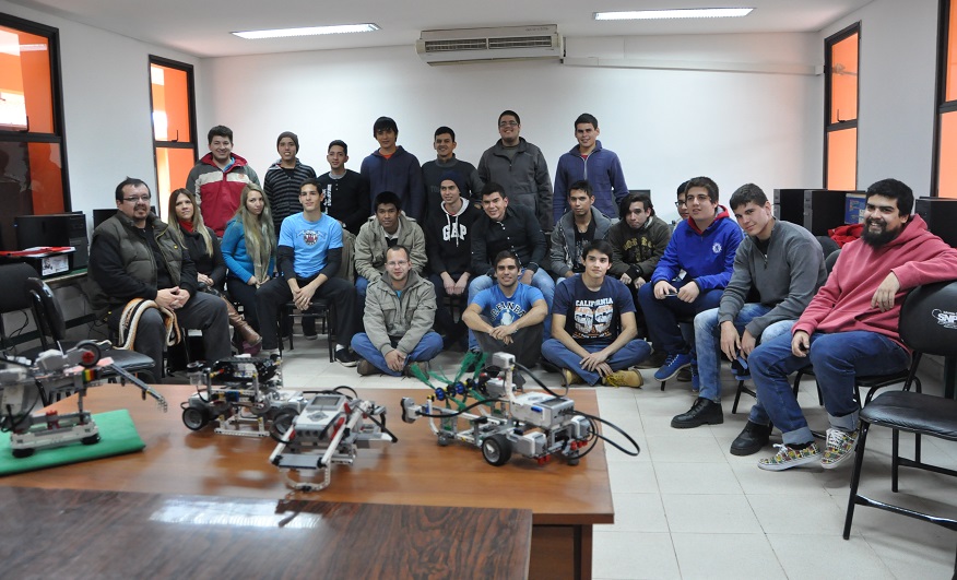 Alumnos del SNPP presentan a sus primeros robots