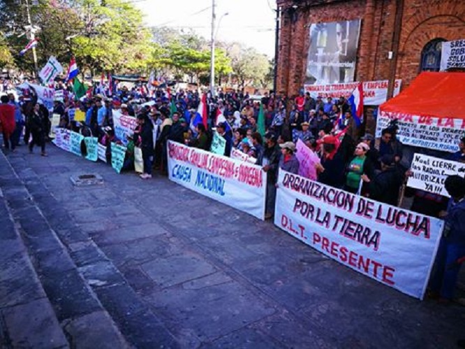 Policía impide que labriegos desfilen por aniversario de Asunción