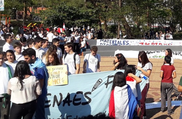 Agosto estudiantil, jóvenes marchan por Asunción
