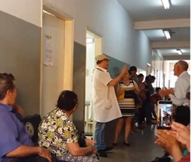 Médico canta  a sus pacientes en los pasillos de IPS