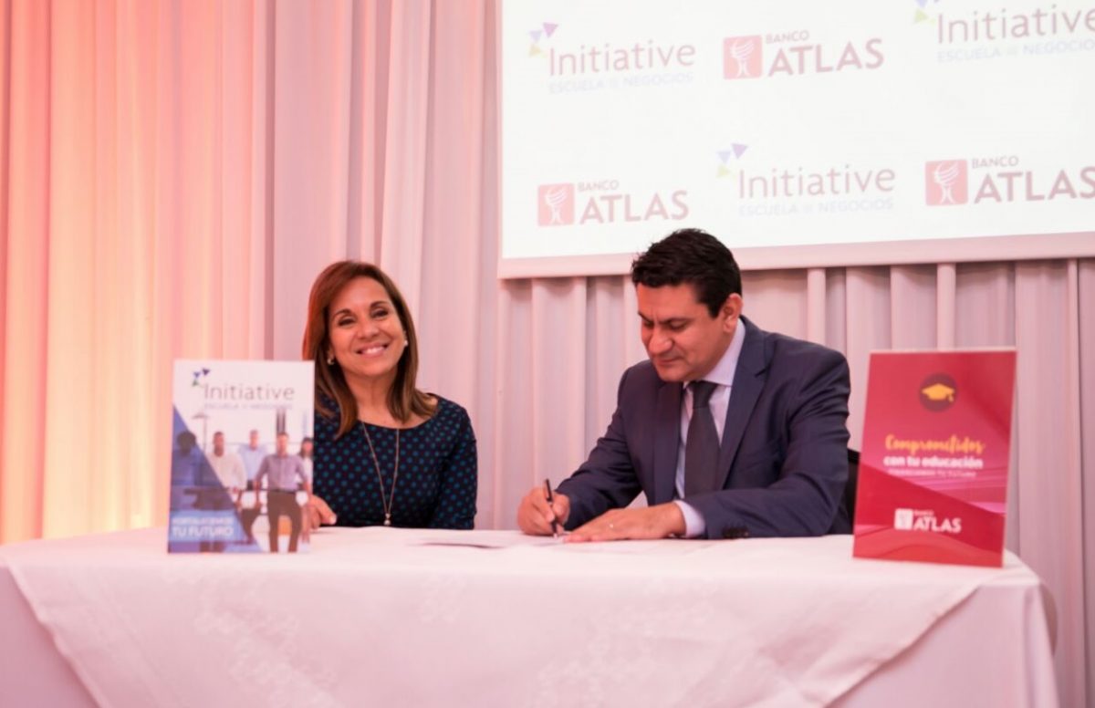 Banco Atlas firma alianza con consultora para cursos de maestría