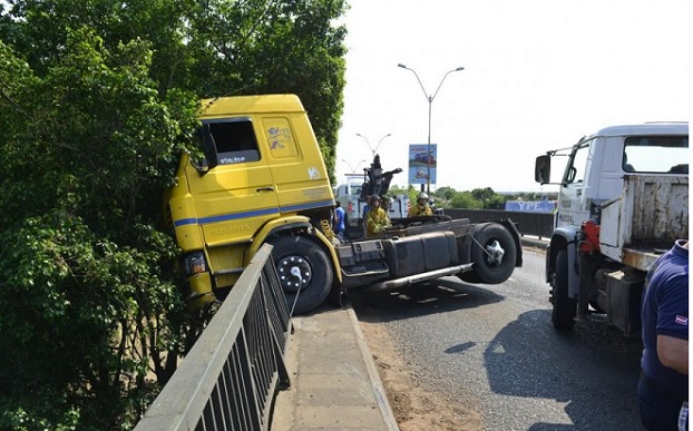 Camión impacta contra valla y causa caos en el tránsito