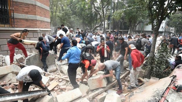 Fuerte terremoto castiga a México