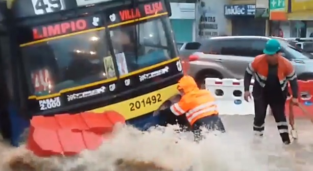 Momentos dramáticos en zona de obras por bus “encallado”