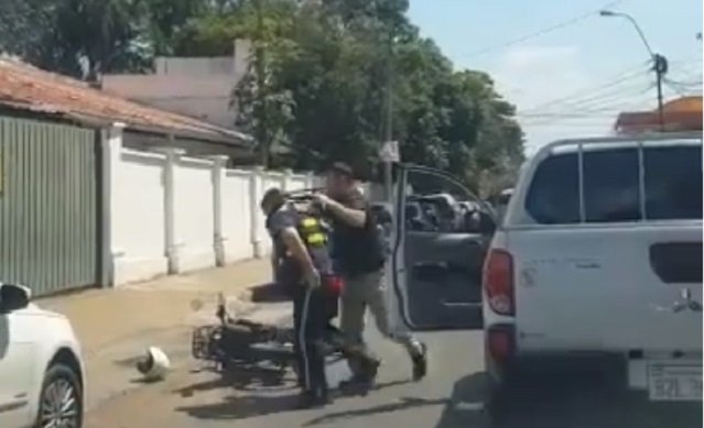 Hombre golpea a policía de tránsito para no pagar multa