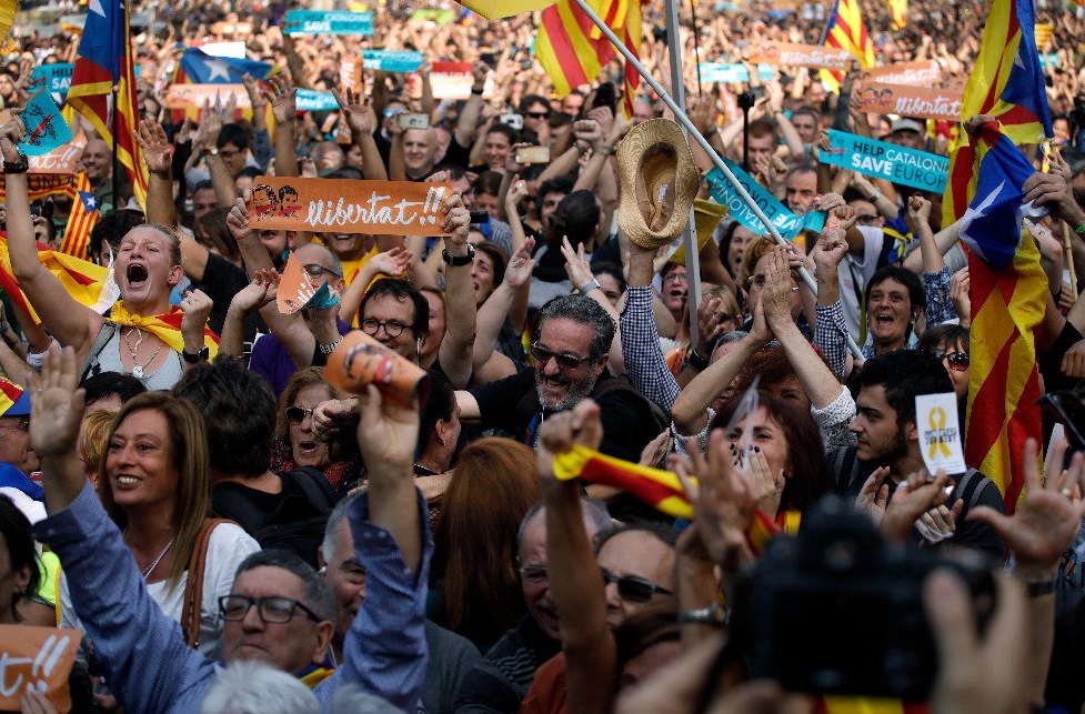 Parlamento proclama independencia de Cataluña