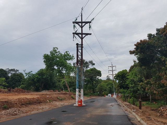 Solo en Paraguay: Una columna en medio de avenida en construcción