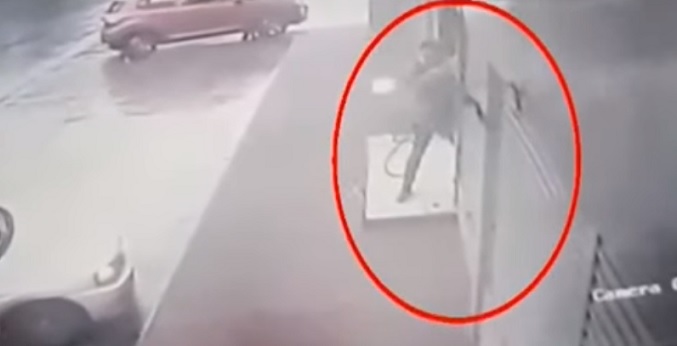 Video muestra cómo un empleado baleó a asaltantes