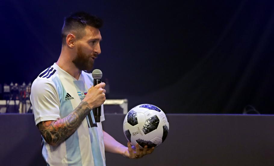 Messi presentó a Telstar 2018, el balón oficial del  Mundial