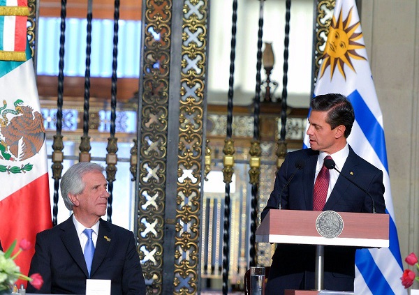 Peña Nieto saluda al “Presidente de la República Oriental del Paraguay”