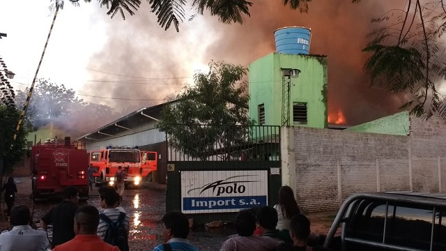 Depósito se incendia en Fernando de la Mora