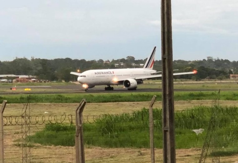 Avión realiza aterrizaje de emergencia en Luque