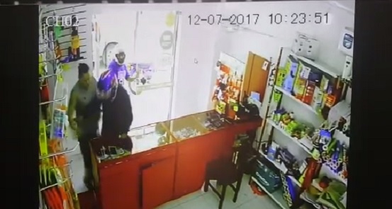 A punta de arma de fuego asaltan una tienda en Lambaré